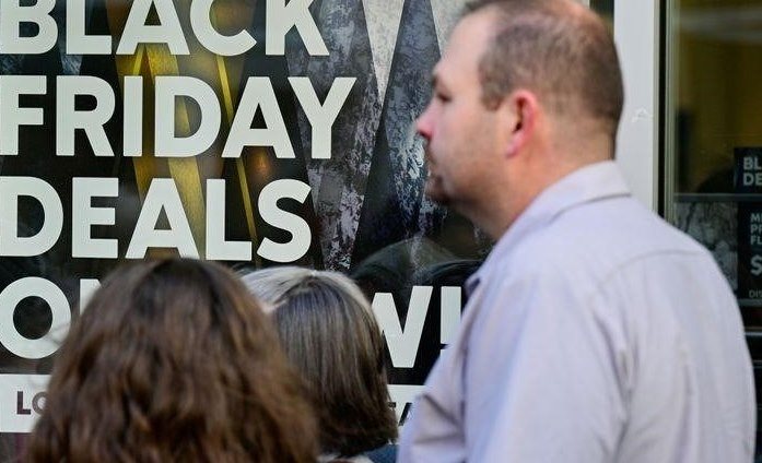 Online-Shopping am Black Friday in den USA leicht rückläufig, einige kehren in die Geschäfte zurück
