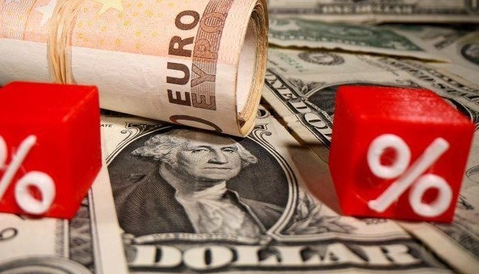 Dollar steigt nach Powells Nominierung; Euro leidet unter COVID-19-Straffung