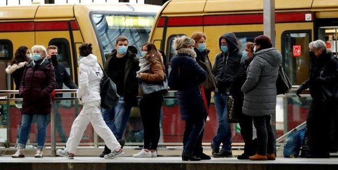 Omicron wird Deutschland nicht in die Rezession stürzen, aber den Aufschwung bremsen: Ökonomen