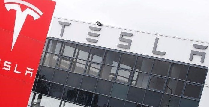 Musk fragt Twitter-Follower, ob er 10% der Tesla-Aktien verkaufen soll