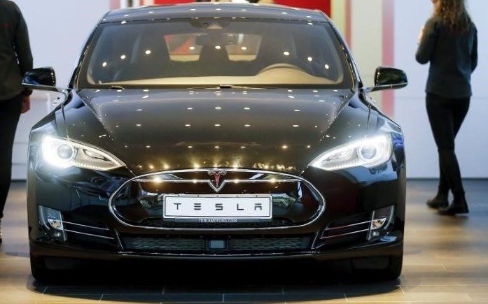 Tesla im grünen Bereich: Kursziel auf 1.400 $ erhöht, Aktien erholen sich