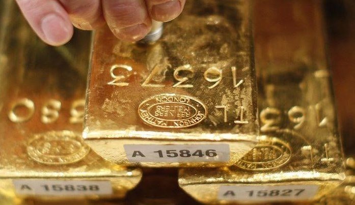 Gold schwankt um $1.800, unter Druck durch Dollarstärke