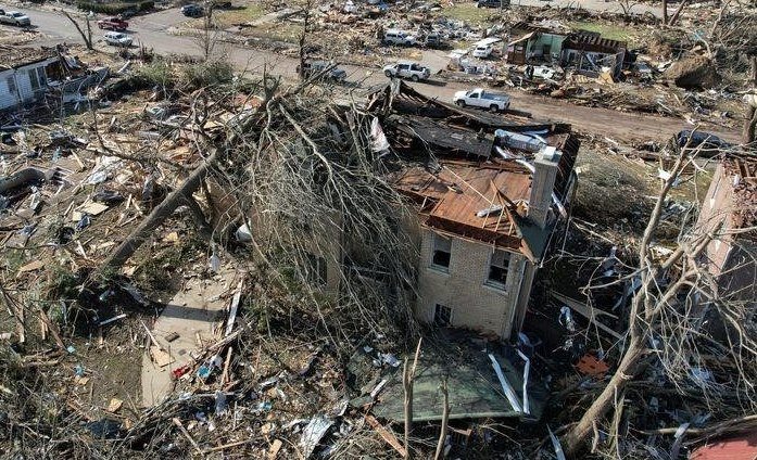 Überlebende der verheerenden Tornados in Kentucky räumen Trümmer aus ihren eingestürzten Häusern.