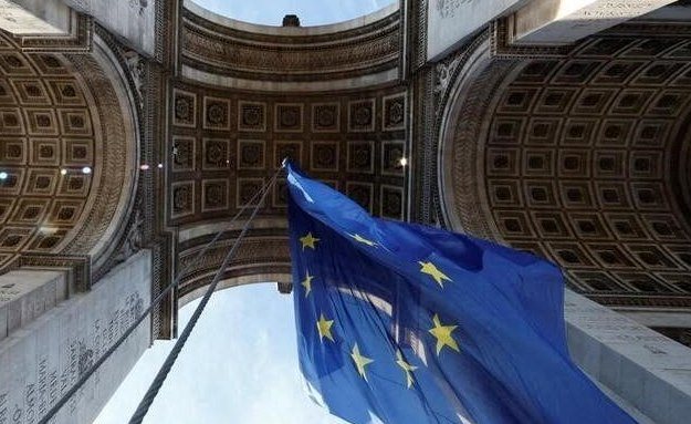 Französische Rechtsextreme wollen EU-Flagge vom Arc de Triomphe entfernen