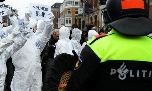 Niederländische Polizei löst Protestierende gegen die Zwangseinweisung in Amsterdam auf
