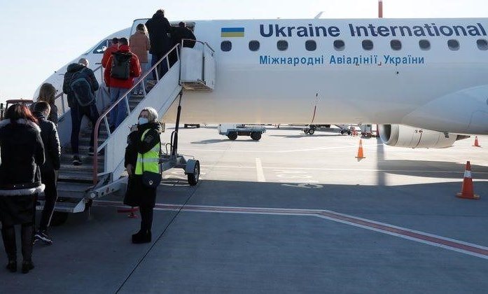 Ukrainische Fluggesellschaft UIA verliert Versicherungsschutz für einige Flugzeuge im nationalen Luftraum