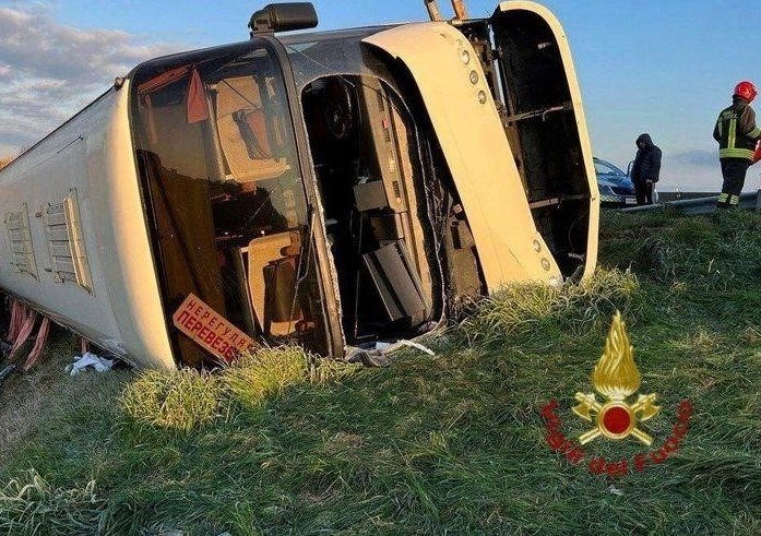 Bus mit Dutzenden von Ukrainern stürzt in Italien um, eine Frau stirbt