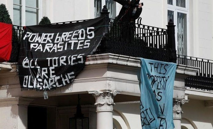 Polizei versucht, Hausbesetzer aus der Londoner Villa eines russischen Oligarchen zu vertreiben