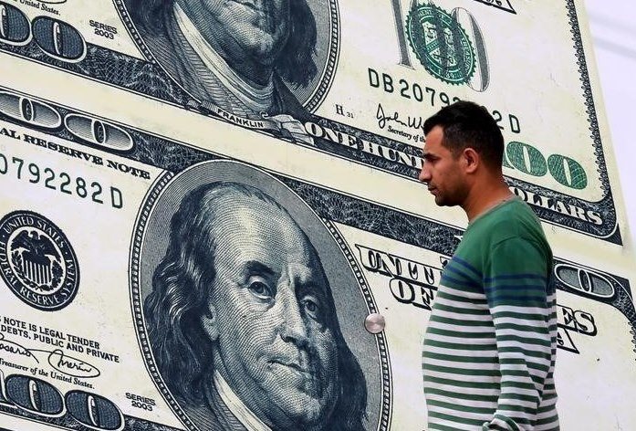 Dollar steigt, Euro kämpft nach EZB-Sitzung um Gewinne