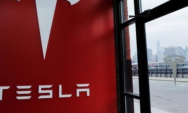 Tesla springt: Strebt zweiten Aktiensplit an und will Dividende zahlen