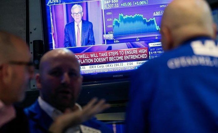 Wall Street steigt aufgrund der Lockerung der Fed und der Sorgen um russische Zahlungsausfälle