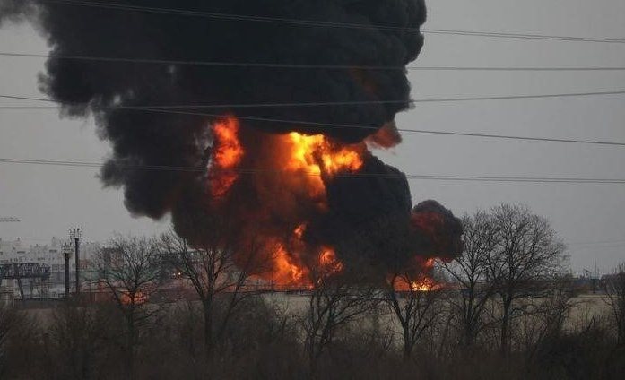 Logistikzentrum in Russland brennt; Moskau beschuldigt ukrainischen Hubschrauberangriff