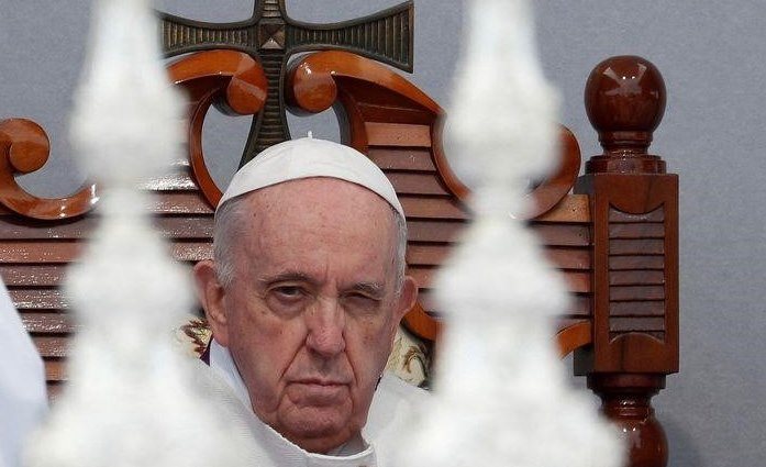 Papst kämpft mit Beinschmerzen auf seiner Reise nach Malta und verteidigt Migranten