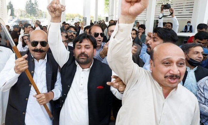 Premierminister Khan entgeht einem Amtsenthebungsverfahren, die pakistanische Opposition schwört auf Gegenwehr